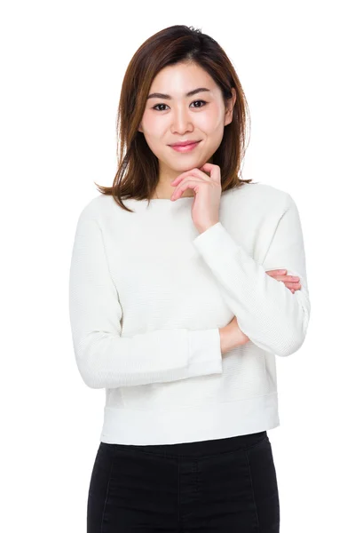 Aziatische jonge vrouw in witte trui — Stockfoto