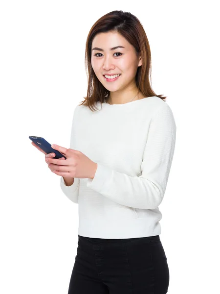 Aziatische jonge vrouw in witte trui — Stockfoto