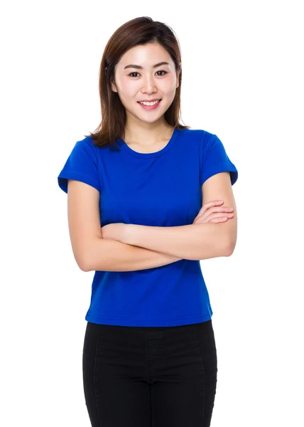 Asiatische junge Frau im blauen T-Shirt — Stockfoto