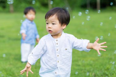 Açık oynayan bebek evlat