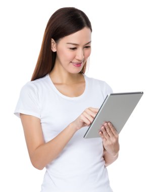 Beyaz t-shirt Asyalı genç kadın