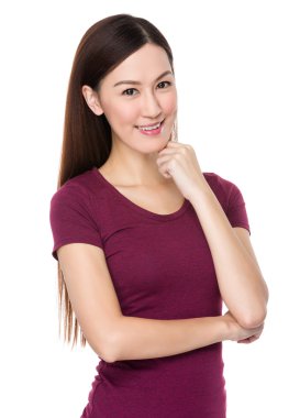 kırmızı t-shirt Asyalı genç kadın