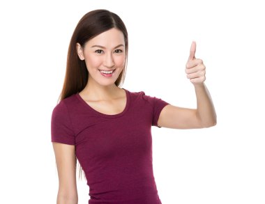 kırmızı t-shirt Asyalı genç kadın