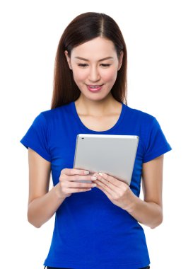 Asyalı genç kadın mavi tişört içinde