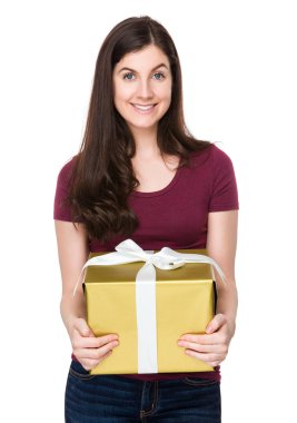 kırmızı t-shirt beyaz genç kadın