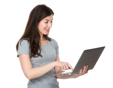 Genç kadında beyaz gri t-shirt