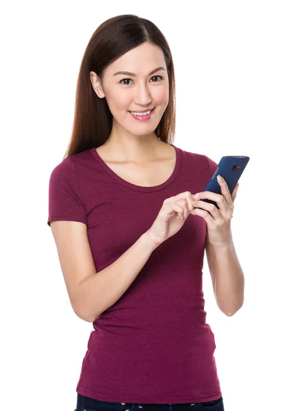 Asiática joven mujer en rojo camiseta — Foto de Stock