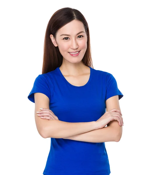 Aziatische jonge vrouw in blauw t-shirt — Stockfoto