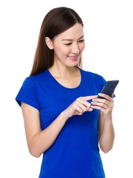 Asiatische junge Frau im blauen T-Shirt — Stockfoto