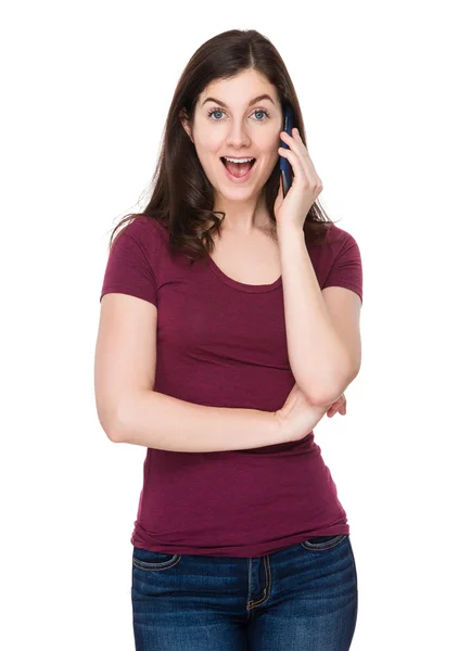 Kaukasische jonge vrouw in de rode t-shirt — Stockfoto