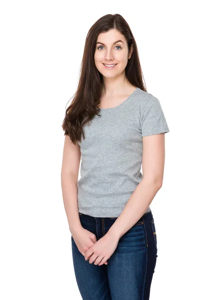 Біла молода жінка в сірій футболці — стокове фото