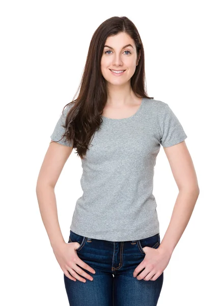 Valkoinen nuori nainen harmaassa t-paidassa — kuvapankkivalokuva
