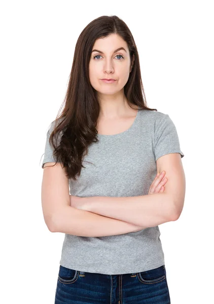 Kaukasische jonge vrouw in grijs t-shirt — Stockfoto