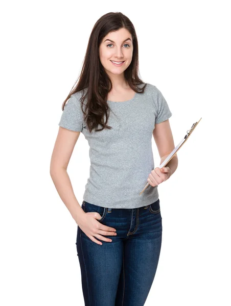 Kaukasische junge Frau im grauen T-Shirt — Stockfoto