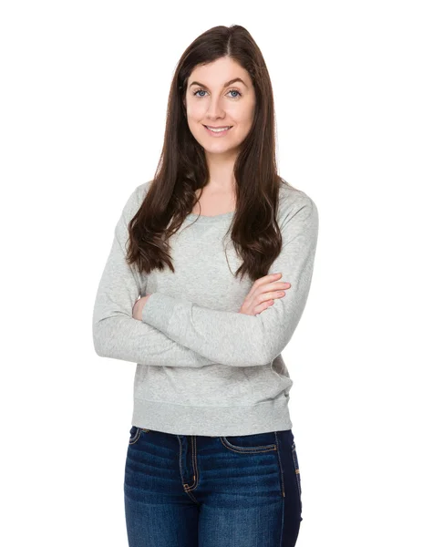 Kaukasiska ung kvinna i grå tröja — Stockfoto