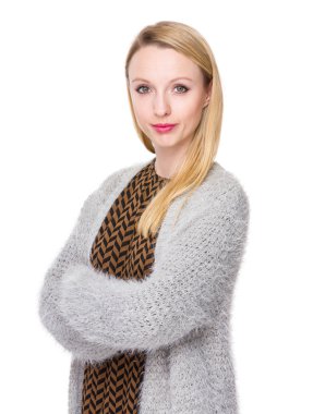 Gri hırka beyaz genç kadın