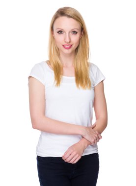 Beyaz t-shirt beyaz genç kadın