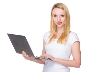 Beyaz t-shirt beyaz genç kadın