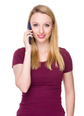 kırmızı t-shirt beyaz genç kadın