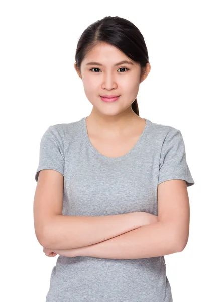 Asiatische junge Frau im grauen T-Shirt — Stockfoto