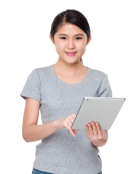 Mujer joven asiática en camiseta gris —  Fotos de Stock