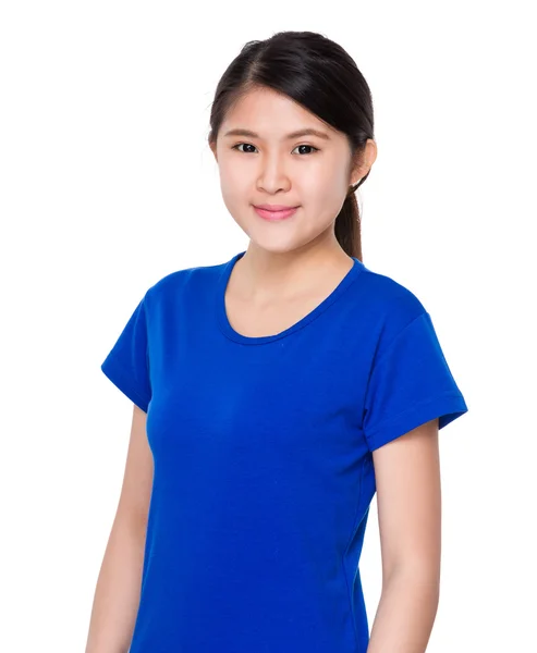 Asiática joven mujer en azul camiseta — Foto de Stock