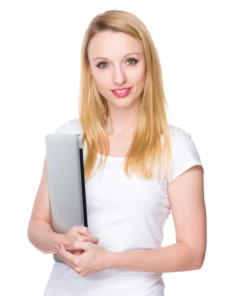 Kaukasische junge Frau im weißen T-Shirt — Stockfoto