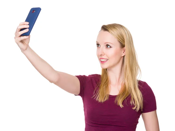 Kaukasische jonge vrouw in de rode t-shirt — Stockfoto