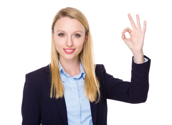 Joven mujer de negocios caucásica en traje de negocios — Foto de Stock