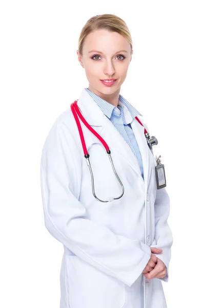 Caucasiana médico feminino em casaco branco — Fotografia de Stock