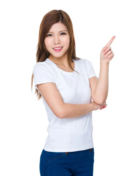 สาวเอเชียในเสื้อยืดสีขาว — ภาพถ่ายสต็อก