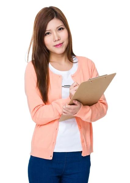 Asiática joven mujer en rosa cárdigan — Foto de Stock