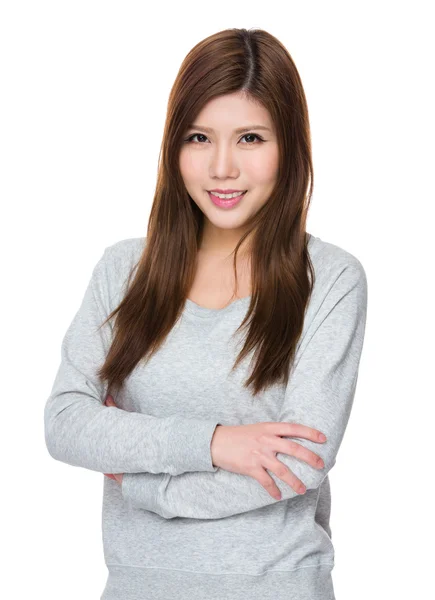Asiatiska ung kvinna i grå tröja — Stockfoto