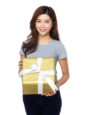 Asyalı genç kadın içinde gri t-shirt