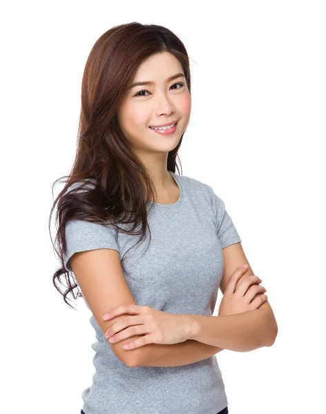 Asiatische junge Frau im grauen T-Shirt — Stockfoto