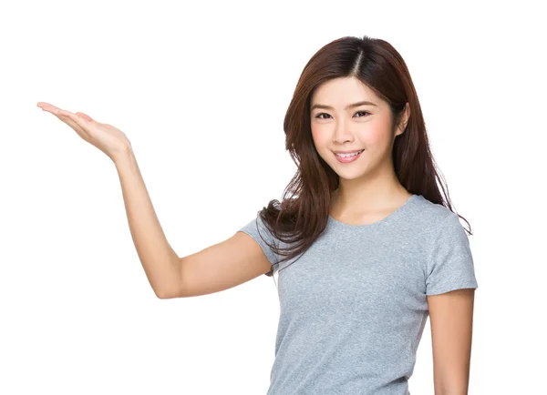 Mujer joven asiática en camiseta gris — Foto de Stock