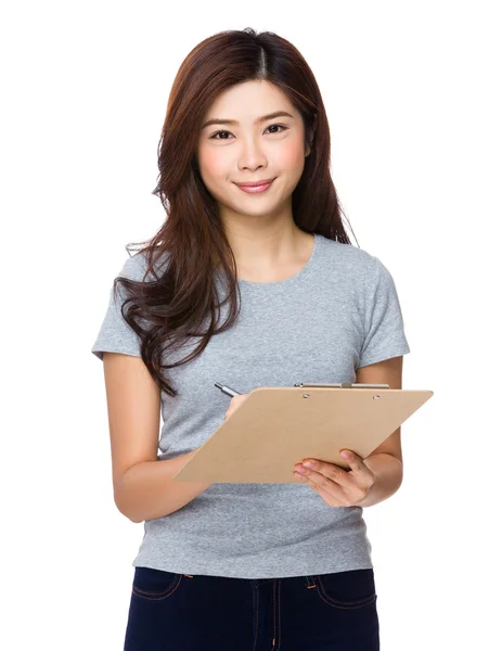 Azjatycki młoda kobieta w szary t-shirt — Zdjęcie stockowe