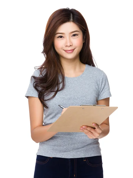 Mujer joven asiática en camiseta gris — Foto de Stock