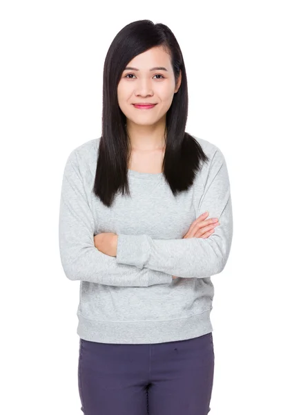 Asiatische junge Frau im grauen Pullover — Stockfoto