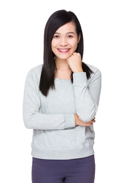 Asiatique jeune femme en pull gris — Photo