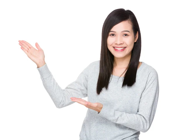 Asijské mladá žena v šedém svetru — Stock fotografie