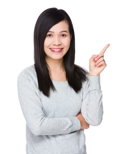 Mujer joven asiática en suéter gris — Foto de Stock