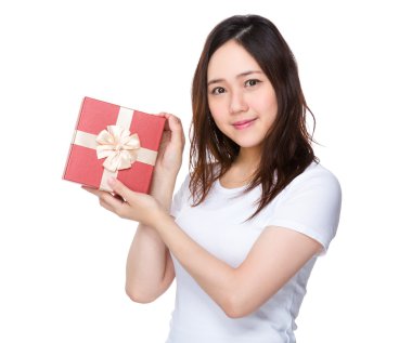 Beyaz t-shirt Asyalı genç kadın