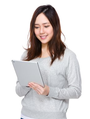 gri süveterli Asyalı genç kadın