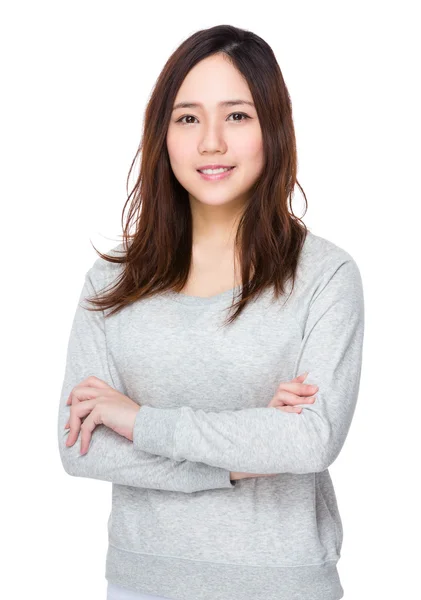 Asiatische junge Frau im grauen Pullover — Stockfoto