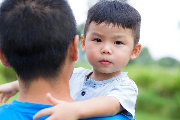 พ่อโอบกอดลูก — ภาพถ่ายสต็อก