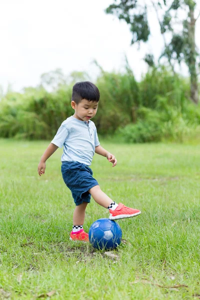 Schattige Aziatische kleine jongen — Stockfoto