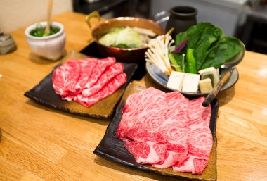Japon güveç için taze et dilimlenmiş