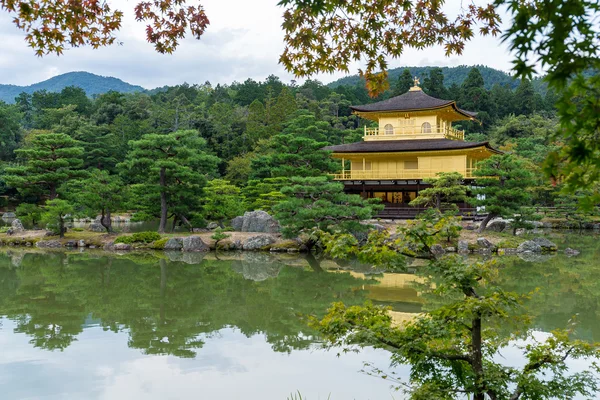 Zlatý pavilon v kinkakuji chrámu — Stock fotografie