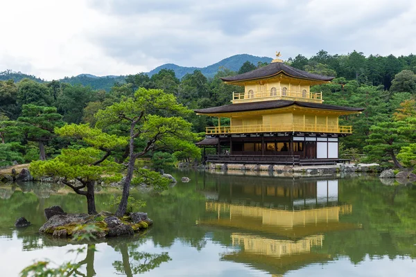 Złoty Pawilon w ogrodzie świątyni kinkakuji — Zdjęcie stockowe